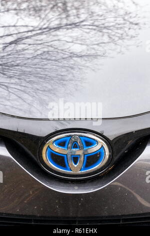 Prag, tschechische Republik - 23 NOVEMBER 2018: Toyota Hybrid Motor Company Logo auf stehende Autos am 23. November 2018 in Prag, Tschechische Republik. Stockfoto