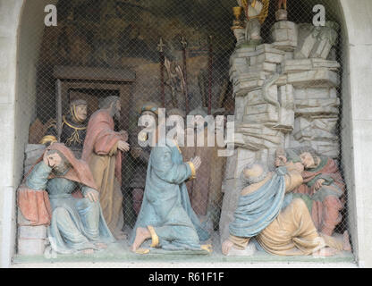 Jesus auf dem Ölberg, durch Annäherung an Soldaten und die Apostel, Portal der Kirche St. Leodegar in Luzern, Schweiz, umgeben Stockfoto