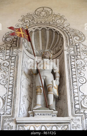 Saint Maurice Statue auf der Fassade der Kirche St. Leodegar in Luzern, Schweiz Stockfoto