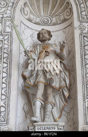 Saint Clement Statue auf der Fassade der Kirche St. Leodegar in Luzern, Schweiz Stockfoto