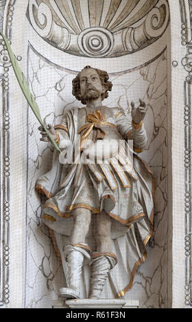 Saint Clement Statue auf der Fassade der Kirche St. Leodegar in Luzern, Schweiz Stockfoto