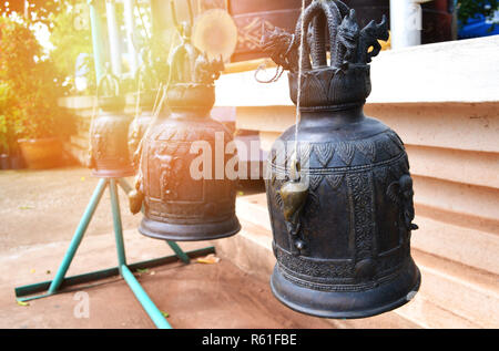 Glocke hängen an Tempel / die Schwarze bell Stahl hängen in buddhistischen religiösen verwendet Stockfoto