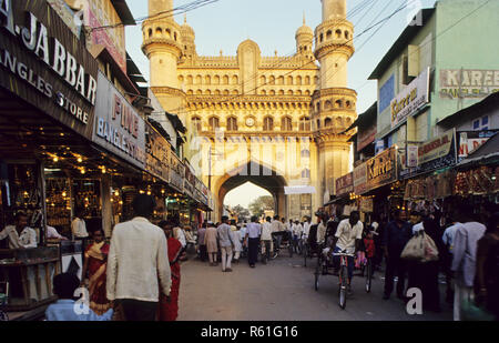 Charminar und Markt Geschäfte, Hyderabad, Andhra Pradesh, Indien Stockfoto