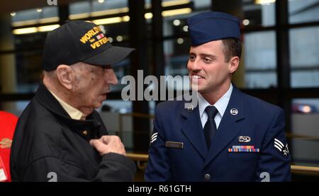 Senior Airman Nino Vaccaro, 62 Maintenance Squadron Antriebe Spezialist für Luft- und Raumfahrt, unterhält eine lokale Weltkriegveteran im Puget Sound Ehre Flug am 24. April 2017, am internationalen Flughafen Seattle-Tacoma Seattle, Washington die Veranstaltung ist eine von vier jährlich durchgeführt vom Puget Sound Ehre Flug, eine gemeinnützige Organisation, die gegründet US-Veteranen zu dienen. Stockfoto