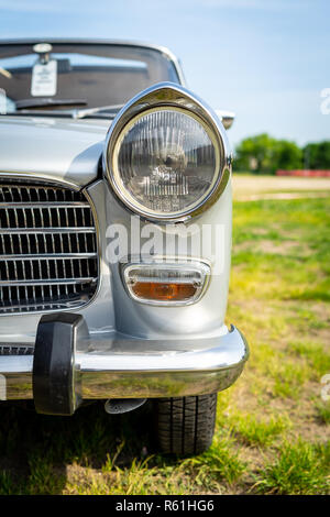 PAAREN IM GLIEN, Deutschland - 19. MAI 2018: Fragment des großen Familie Auto Peugeot 404 SL, 1968. Oldtimer-show 2018 sterben. Stockfoto