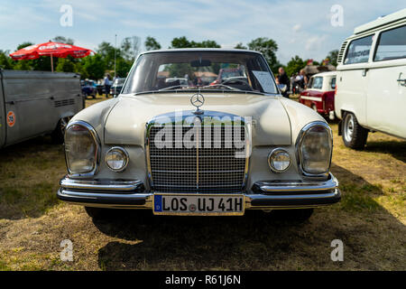 PAAREN IM GLIEN, Deutschland - 19. MAI 2018: Full-size Luxury Car Mercedes-Benz 280 S (W 108). Ausstellung 'Die Oldtimer Show 2018". Stockfoto