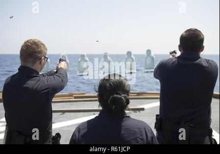 Mittelmeer (5. Mai 2017) Matrosen an Bord der Arleigh-Burke-Klasse geführte Anti-raketen-Zerstörer USS Ross (DDG71) in 9-mm-Pistole Qualifikationen 5. Mai 2017 teilnehmen. Ross, Vorwärts - Rota, Spanien bereitgestellt werden, ist die Durchführung von naval Operations in den USA 6 Flotte Bereich der Maßnahmen zur Unterstützung der US-amerikanischen nationalen Sicherheitsinteressen in Europa und Afrika. Stockfoto