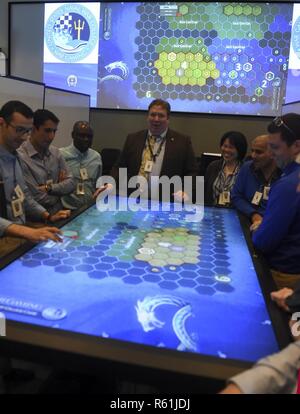 NEWPORT, R.I. (5. Mai 2017) U.S. Naval War College (NWC) Studenten die Teilnahme an einem schlußstein Wargame. Die Teilnehmer wurden in zwei Gruppen geteilt und auf bestimmte Nationen in einem blau und gold Koalition zugewiesen. Das Spiel ermöglicht den Schülern die Theorien der operativen Planung bei NWC in der praktischen Anwendung gelernt haben, Fokussierung auf die Anwendung militärischer Macht, wo das blaue Team spielt gegen das Gold Team. Dies ist das erste Jahr das Spiel von einem Papier Brettspiel zu einer voll funktionsfähigen Computer Anwendung mit Touch Screen Technologie, die es erlaubt, dass mehrere Personen simu zu spielen migriert wurde Stockfoto