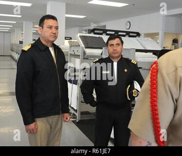 Region der Großen Seen, Il. (03.Mai 2017) Kapitän Xavier Flament, mexikanische Marine und Cmdr. Jorge Toso, chilenischen Marine hören zu einer Division Commander rekrutieren, geben eine kurze auf rekrutieren Kaserne leben während einer ausländische Offiziere tour Mai 3, um das Training der Befehl rekrutieren. Der Besuch umfaßt vier älteren ausländischen Verbindungsbeamten, Mitglieder von US-Flotte Kräfte Befehl, RTC und Training Support Center über einen dreitägigen Zeitraum tourte. Die Offiziere wurden Vertreter der Mexikaner, Brasilianer, chilenischen und peruanischen Seestreitkräfte. Über 30,000-40,000 Rekruten Absolvent jährlich nur von Boot Camp der Marine. Stockfoto