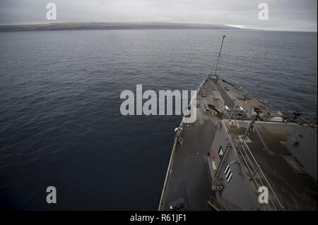 Pazifik (5. Mai 2017) amphibische Landung dock Schiff USS Pearl Harbor (LSD 52) Transite vor der Küste von Südkalifornien. Mehr als 1.800 Segler und 2.600 Marines, die Amerika Amphibious Ready Group (ARG) und dem 15. MEU derzeit eine zusammengesetzte Einheit Training Übung (COMPTUEX) vor der Küste von Südkalifornien in Vorbereitung auf die Bereitstellung des ARG später dieses Jahr. Der Amerika ARG besteht aus Pearl Harbor, die amphibious Transport dock, USS San Diego LPD (22) und die Amphibisches Schiff USS America (LHA 6). Stockfoto