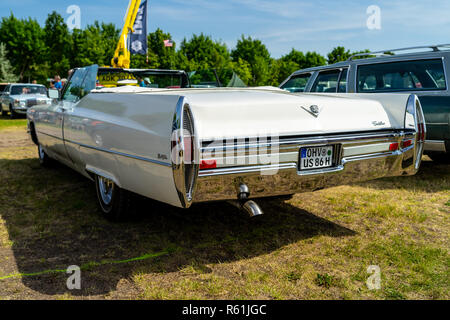 PAAREN IM GLIEN, Deutschland - 19. MAI 2018: Full-size Luxus auto Cadillac de Ville Convertible (dritte Generation), 1968. Ansicht von hinten. Ausstellung 'Die Oldti Stockfoto