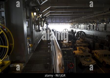 Pazifik (4 Mai 2017) amphibische Landung dock Schiff USS Pearl Harbor (LSD 52) führt Landing Craft, Luftkissen (LCAC) Operationen in der das Schiff gut Deck. Mehr als 1.800 Segler und 2.600 Marines, die Amerika Amphibious Ready Group (ARG) und dem 15 Marine Expeditionary Unit (MEU) derzeit eine zusammengesetzte Einheit Training Übung (COMPTUEX) vor der Küste von Südkalifornien in Vorbereitung auf die Bereitstellung des ARG später dieses Jahr. Der Amerika ARG besteht aus Pearl Harbor, die amphibious Transport dock USS San Diego LPD (22) und die Amphibious Assault ship USS Stockfoto