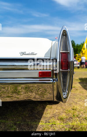 Hinteren Bremsleuchten Eines full-size Luxus auto Cadillac de Ville Convertible (dritte Generation), 1968. Ausstellung 'Die Oldtimer Show 2018". Stockfoto