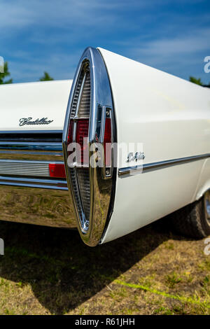 Hinteren Bremsleuchten Eines full-size Luxus auto Cadillac de Ville Convertible (dritte Generation), 1968. Ausstellung 'Die Oldtimer Show 2018". Stockfoto