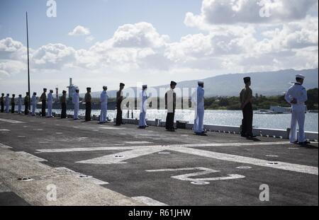 PEARL HARBOR (5. Mai 2017) Matrosen und Marines die Schienen der Mensch als Amphibisches Schiff USS Makin Island (LHD8) fährt Joint Base Pearl Harbor-Hickam nach einem geplanten Hafen besuchen. Der Makin Island amphibischen bereit, mit der begonnen 11 Marine Expeditionary Unit, besucht Hawaii während ihrer Rückkehr Transit nach San Diego nach einem 7-monatigen Einsatz in die USA 3., 5. und 7 Flotte Arbeitsgebiete. (U.S. Marine Foto von Mass Communication Specialist 3. Klasse Devin M. Langer) Stockfoto