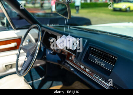 Dekoration in der Kabine eines Full-size Luxus auto Cadillac de Ville Cabrio, 1968. Fokus auf den Vordergrund. Ausstellung 'Die Oldtimer Show 2018". Stockfoto