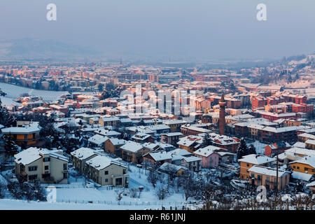 Blick von oben auf die kleinen italienischen Stadt Alba mit Schnee im Piemont, Norditalien abgedeckt. Stockfoto