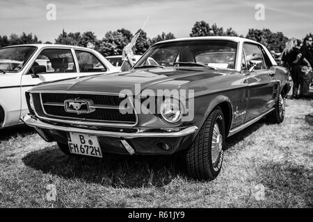 PAAREN IM GLIEN, Deutschland - 19. MAI 2018: Muscle Car Ford Mustang, 1966. Schwarz und Weiß. Ausstellung 'Die Oldtimer Show 2018". Stockfoto