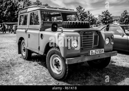 PAAREN IM GLIEN, Deutschland - 19. MAI 2018: Geländewagen Land Rover Serie III. Schwarz und Weiß. Ausstellung 'Die Oldtimer Show 2018". Stockfoto