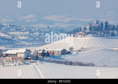 Blick auf verschneite Hügel und Weinberge der Langhe in Piemont, Norditalien. Stockfoto