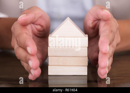 Hand, Modell Home aus Holzklötzen Stockfoto