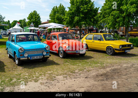 PAAREN IM GLIEN, Deutschland - 19. MAI 2018: Blick auf die Deutsche Oldtimer (Trabant, VW Käfer, VW Golf). Oldtimer-show 2018 sterben. Stockfoto