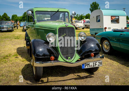 PAAREN IM GLIEN, Deutschland - Mai 19, 2018: Die kleine Familie Auto Ford Köln (Köln), 1934. Bei Ford Deutschland, Köln hergestellt. Oldtimer-show 2018 sterben Stockfoto