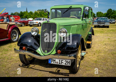 PAAREN IM GLIEN, Deutschland - Mai 19, 2018: Die kleine Familie Auto Ford Köln (Köln), 1934. Bei Ford Deutschland, Köln hergestellt. Oldtimer-show 2018 sterben Stockfoto