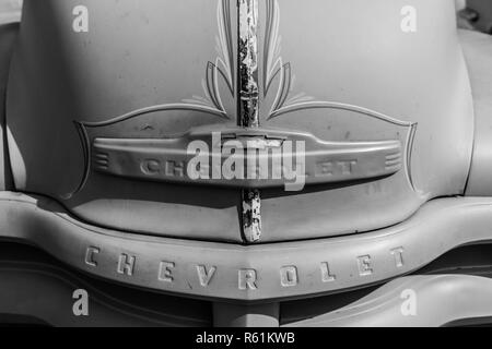 PAAREN IM GLIEN, Deutschland - 19. MAI 2018: Emblem der Pickup Chevrolet Advance Design C3100, 1949. Schwarz und Weiß. Oldtimer-show 2018 sterben. Stockfoto