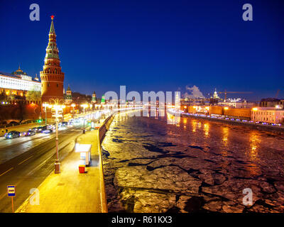 Moskau, Russische Föderation. Der gefrorene Fluss Moskwa während des kalten russischen Winter vor der beleuchteten Kreml bei Nacht Stockfoto