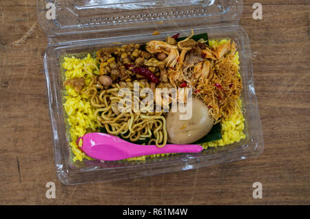 Nasi Kuning - Indonesisch gelbe Reisgericht Stockfoto