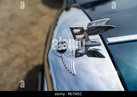 PAAREN IM GLIEN, Deutschland - 19. MAI 2018: Kühlerfigur Eines full-size Luxury Car Bentley Mulsanne, 1986. Oldtimer-show 2018 sterben. Stockfoto