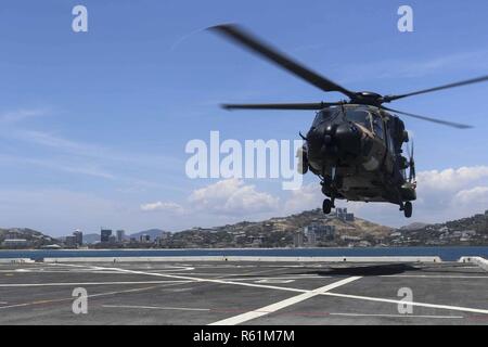 PORT Moresby, Papua Neu Guinea (Nov. 16, 2018) ein Royal Australian Navy Hubschrauber, zugeordnet zu den HMAS Adelaide (L01), landet auf dem Flugdeck des amphibious Transport dock Schiff USS Green Bay LPD (20). Green Bay in Port Moresby mit Sicherheit Bemühungen im Vorfeld der Asia-Pacific Economic Cooperation (APEC) Konferenz zu unterstützen und ist die zweite US-Schiff nach Port Moresby in den letzten zwei Monate besuchen. Green Bay ist Teil der Amphibischen Squadron 11 und arbeitet in der Region Interoperabilität mit Partnern zu verbessern und dienen als ready-Response Force für jede Art von Kontingenz. Stockfoto