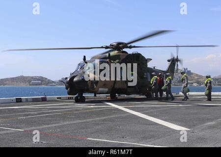 PORT Moresby, Papua Neu Guinea (Nov. 16, 2018) Mitglieder der Royal Australian Navy landing Helicopter dock Schiff HMAS Adelaide (L01) die Vorbereitung auf die amphibious Transport dock Schiff USS Green Bay LPD (20) nach einer Tour fahren. Green Bay in Port Moresby mit Sicherheit Bemühungen im Vorfeld der Asia-Pacific Economic Cooperation (APEC) Konferenz zu unterstützen und ist die zweite US-Schiff nach Port Moresby in den letzten zwei Monate besuchen. Green Bay ist Teil der Amphibischen Squadron 11 und arbeitet in der Region Interoperabilität mit Partnern zu verbessern und dienen als ready-Response Force für jede Art von continge Stockfoto