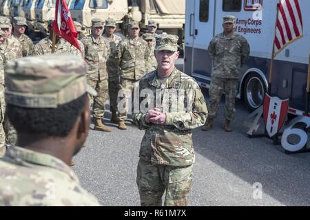 Army Command Sgt. Maj. Bradley J. Houston, US-Armee Korps der Ingenieure command Sergeant Major, Gespräche mit 687Th Engineer Bauunternehmen Soldaten an Tyndall Air Force Base, Fla., Nov. 16, 2018. Houston dankte den Soldaten für ihren Beitrag zu Tyndall's Task Force Phoenix, die für große verantwortlich war - die Sanierung und den Wiederaufbau nach dem Hurrikan Michael der Panhandle von Florida heimgesucht. Stockfoto