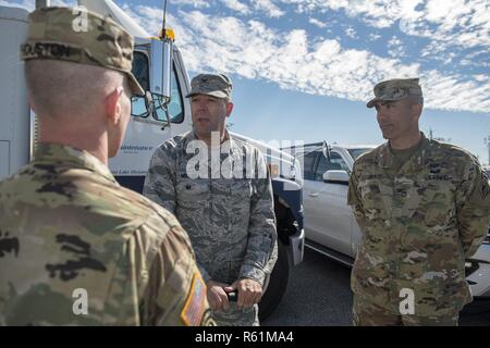 Oberst Patrick Miller, Task Force Phoenix Commander, spricht mit Army Command Sgt. Maj. Bradley J. Houston, US-Armee Korps der Ingenieure command Sergeant Major, bei der Tyndall Air Force Base, Fla., Nov. 16, 2018. Task Force Phoenix bestand Einheiten der Navy Seabees, Armee Korps der Ingenieure, RED HORSE Staffeln und Bauingenieure aus den ganzen Vereinigten Staaten. Stockfoto