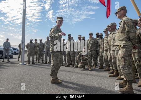 Army Command Sgt. Maj. Bradley J. Houston, US-Armee Korps der Ingenieure command Sergeant Major, Gespräche mit 687Th Engineer Bauunternehmen Soldaten an Tyndall Air Force Base, Fla., Nov. 16, 2018. Die mehr als 100 Soldaten aus 687Th Engineer Bauunternehmen reiste von Fort Polk, Louisiana, der Hurrikan Wiederherstellung zu unterstützen. Stockfoto