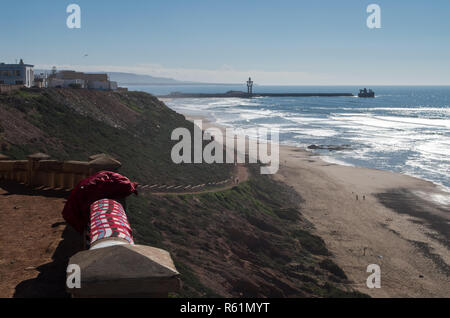 Blick auf den Hafen entlang der Beach in Sidi Ifni Stockfoto