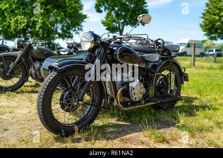 PAAREN IM GLIEN, Deutschland - 19. MAI 2018: Sowjetische schwere Motorrad mit Beiwagen IMZ-Ural. Oldtimer-show 2018 sterben. Stockfoto