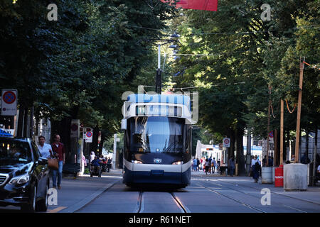 Zürich Tram (Straßenbahn) an der Zürcher Bahnhofstrasse, Schweiz Stockfoto