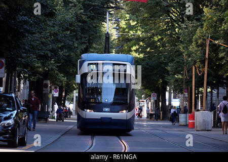 Zürich Tram (Straßenbahn) an der Zürcher Bahnhofstrasse, Schweiz Stockfoto