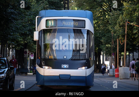 Zürich Tram (Straßenbahn) an der Zürcher Bahnhofstrasse, Schweiz Stockfoto