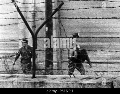 Am 17. August 1962, zwei Polizisten der Polizei der DDR (vopos) die Leiche von Peter Fechter, weg von der Berliner Mauer Überqueren der Zimmerstraße. Der Polizei hat der 18-jährige Fechter während er versuchte, über die Mauer von Ost- nach Westberlin zu flüchten. Wegen der brutalen Umstände des Todes, Fechter gehört zu einem der am besten bekannten tödlichen Opfer an der Berliner Mauer. | Verwendung weltweit Stockfoto