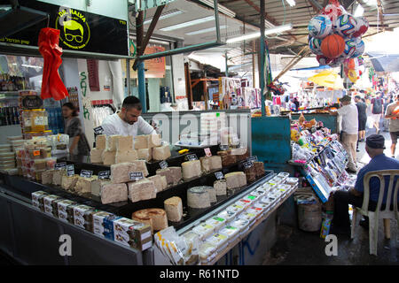 Halva Abschaltdruck am Carmel-markt in Tel Aviv, Israel Stockfoto