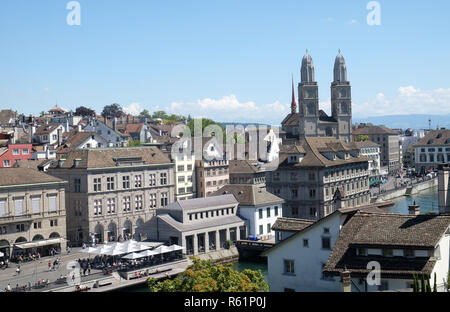 Panorama Aussicht auf das historische Stadtzentrum von Zürich mit berühmten Grossmünster Kirche Stockfoto