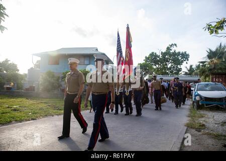 Us Marine Corps Brig. Gen. Sean M. Salene, Links, Assistant Wing Commander, 1 Marine Flugzeugflügel (MAW), und eine Sgt. Maj. Michael J. Pritchard, Sergeant Major, ich MAW, nehmen Sie an einer Bildungsreise nach einer Trauerfeier in Betio, Tarawa Atolls, Republik Kiribati, Nov. 20, 2018. Die Zeremonie markierte den 75. Jahrestag der Landung in Betio, dass die Schlacht um Tawara eingeleitet; es wurde gehalten, die gemeinsamer Opfer von allen, die dort gekämpft und präsentieren auf den kombinierten Einsatz für die Erhaltung von Frieden und Stabilität in der Indo-pazifischen Region memorialize. Stockfoto