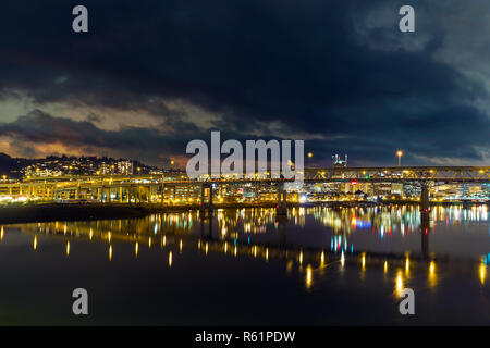 Marquam Brücke über Fluss Willamette bei Nacht Stockfoto