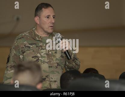 U.S. Army Reserve Command Chief Warrant Officer 5 Hal Griffin III, Senior Warrant Officer Berater der Oberbefehlshaber der Armee Finden, engagiert sich mit Soldaten während eines Rathaus im Camp Arifjan, Kuwait, Nov. 19, 2018. Griffin speziell auf Karriere und mentoring Möglichkeiten. Stockfoto