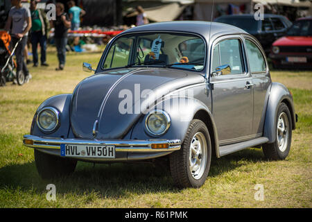 PAAREN IM GLIEN, Deutschland - 19. MAI 2018: Die beliebten Kleinwagen VW Käfer. Oldtimer-show 2018 sterben. Stockfoto