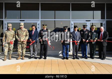 Lager Humphreys, Republik Korea - Generalmajor D. Scott McKean, Mitte-links, San Jose, Kalifornien Eingeborener, Kommandierender General, 2 Infanterie Division/ROK-U.S. Kombinierte Division; Command Sgt. Maj. Phil K. Barretto, mitte-rechts, Aiea, Hawaii native, 2-ID/RUCD Sergeant Major; Brig. Gen. Kim, rechte Seite, stellvertretender kommandierender General-ROK, 2-ID/RUCD; Oberst (im Ruhestand) William M. Alexander, weit rechts, Barnesville, Georgia Eingeborener, 2 Infanterie Division Museum Direktor; Command Sgt. Maj. Jason Schmidt, rechts - Mitte, 8. Armee Sergeant Major; Herr Jung Jang Sun, Links, Bürgermeister von pyeongtaek; Oberst Scott Mueller, lef Stockfoto